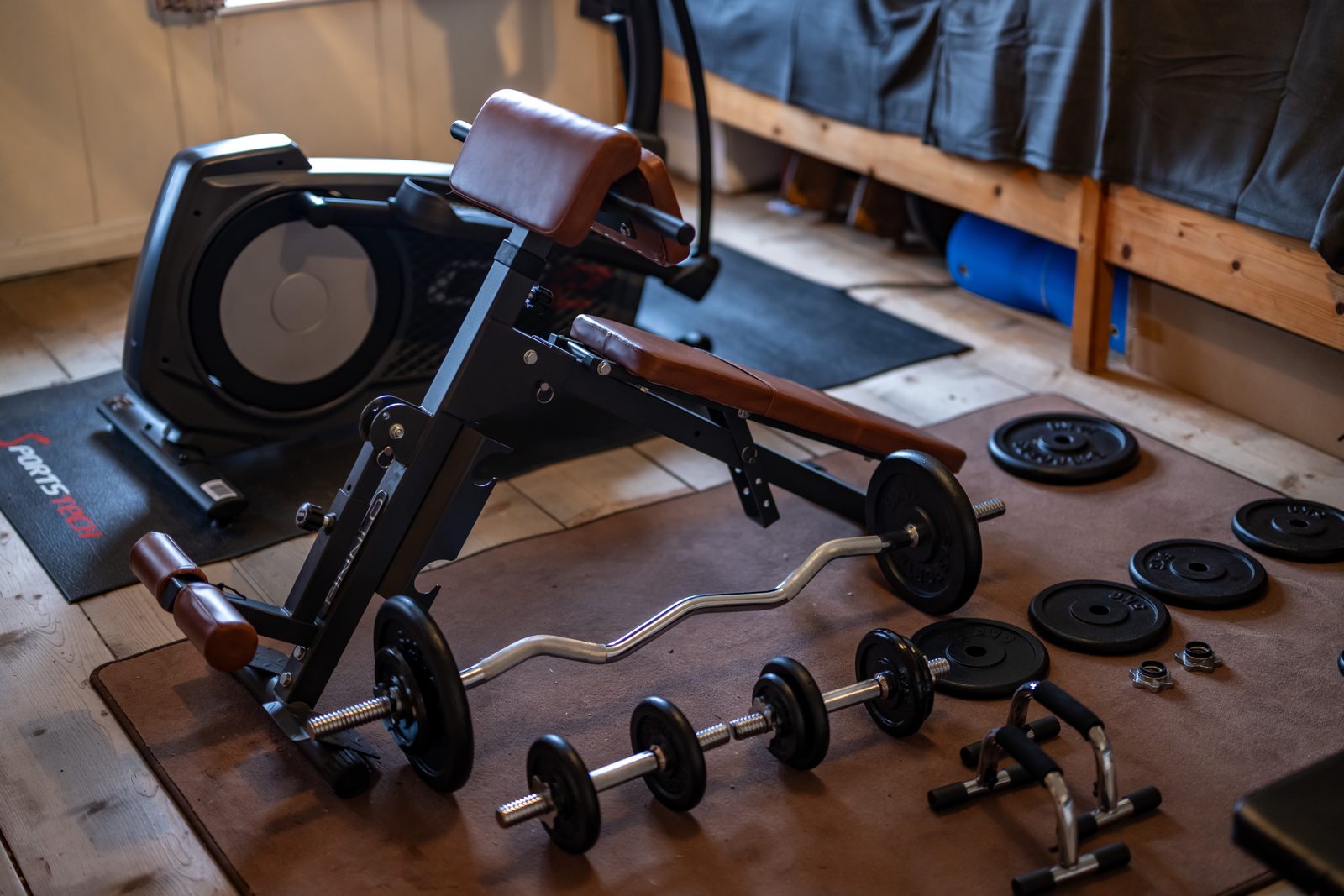 Fitnesscenter mit Gewichten und Rudergerät Mesnerhaus