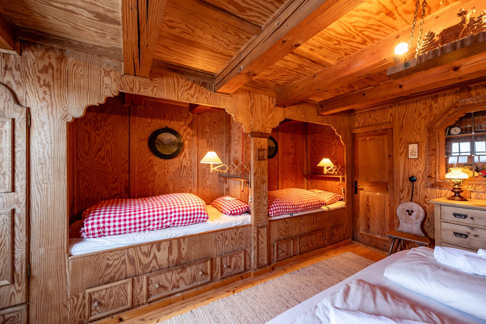 Schlafzimmer 1 Ferienhaus Allgäu Kingsize-Bett historische Holzbalken